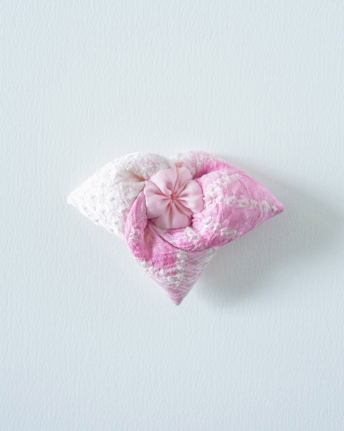 桃のつるし飾り 手仕事の表情