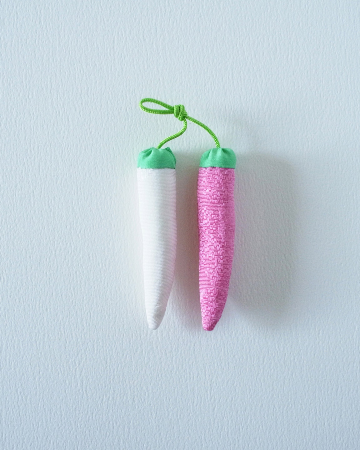 桃のつるし飾り 手縫いの風合い